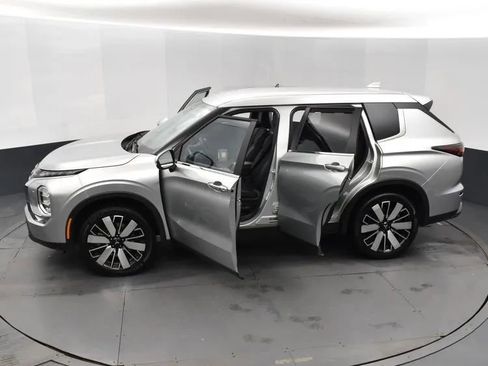 Used 2025 Mitsubishi Outlander SE image 7