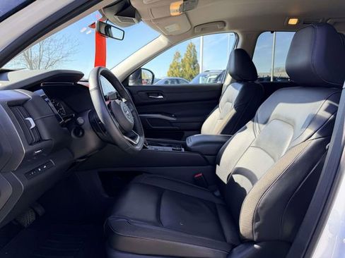 Used 2025 Nissan Pathfinder SL w/ Lighting Package (N92) image 16