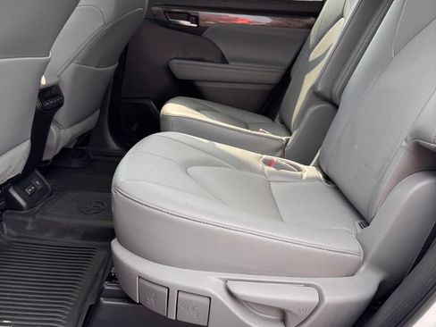 Used 2023 Toyota Highlander Limited FWD image 12