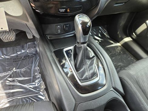 Used 2017 Nissan Rogue S AWD/4WD image 14