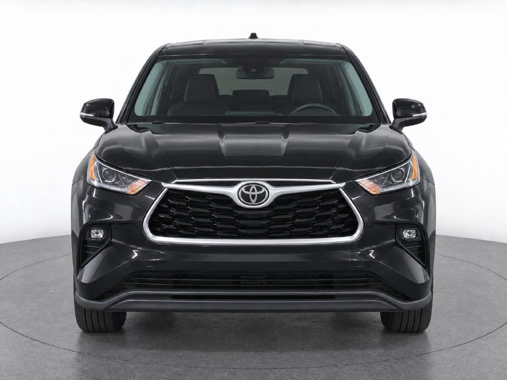 Used 2024 Toyota Highlander LE AWD/4WD image 7