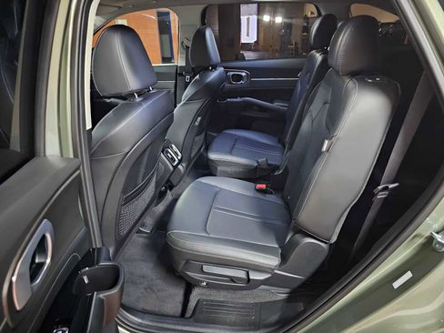 Used 2025 Kia Sorento SX image 19