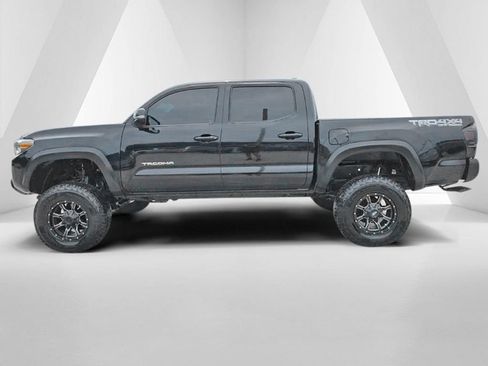 Used 2018 Toyota Tacoma TRD Off-Road AWD/4WD image 8