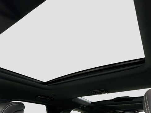 Certified 2025 Land Rover Discovery Dynamic SE image 25