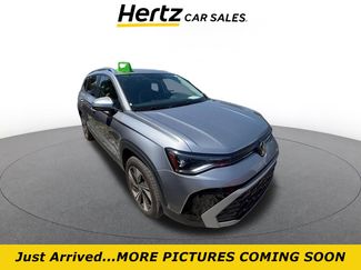 Used 2025 Volkswagen Taos SE video 1