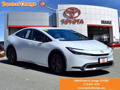 Used 2025 Toyota Prius SE image 1