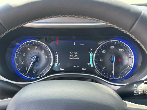 Used 2025 Chrysler Pacifica Select FWD image 16