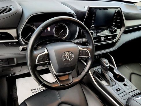 Used 2022 Toyota Highlander XLE AWD/4WD image 25