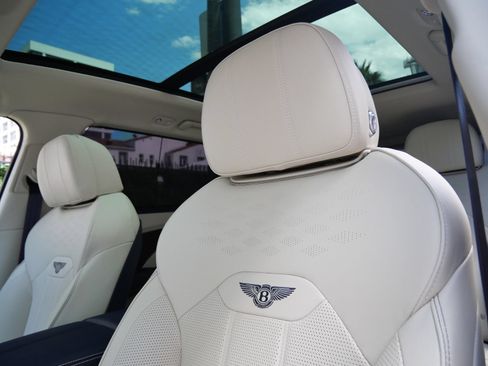 Used 2023 Bentley Bentayga Extended Wheelbase AWD/4WD image 17