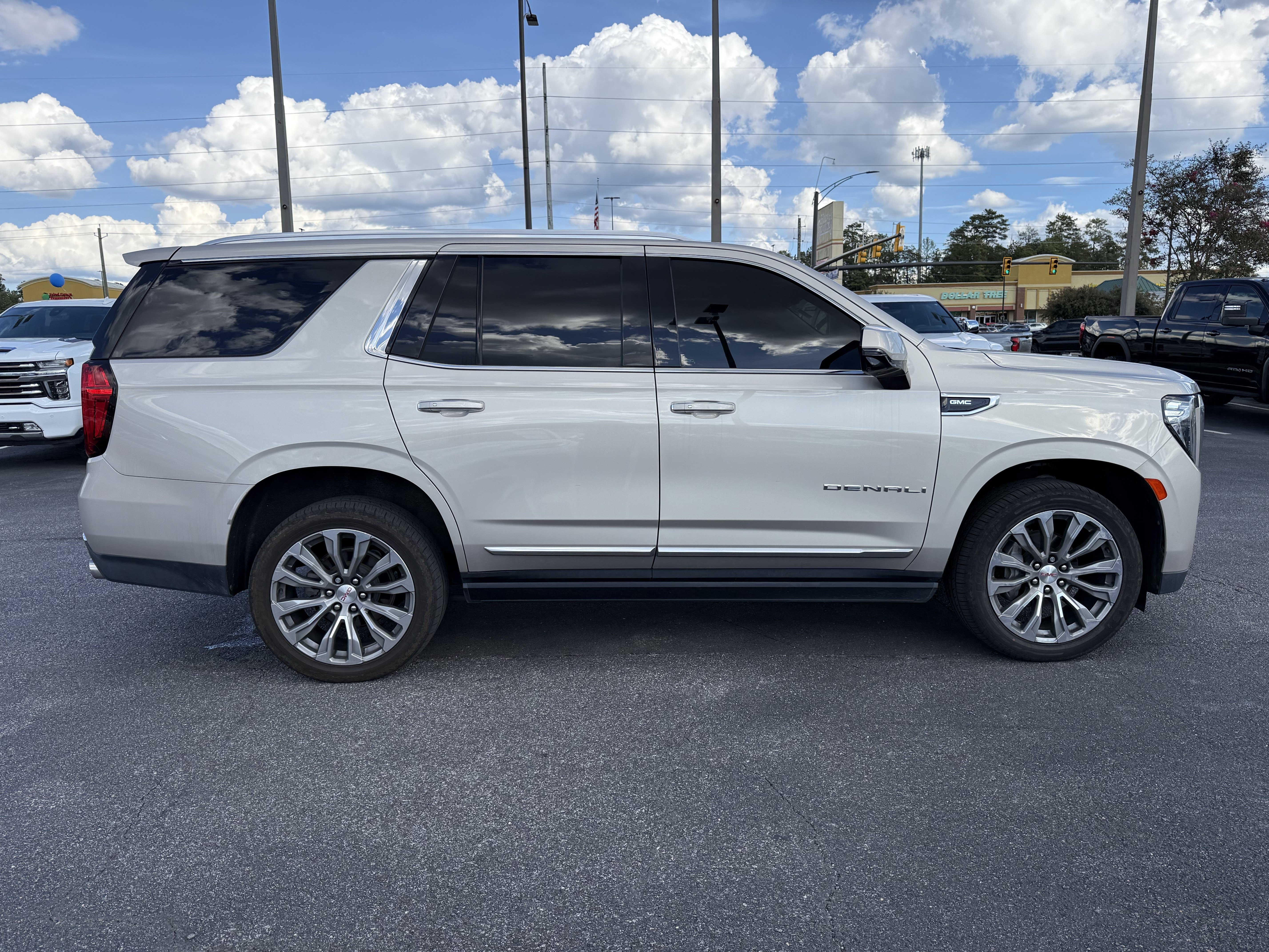 Used 2021 GMC Yukon Denali w/ Denali Premium Package RWD image 12