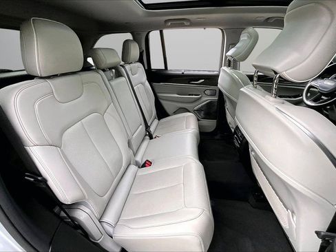 Certified 2022 Jeep Grand Cherokee Overland w/ Luxury Tech Group IV AWD/4WD image 25