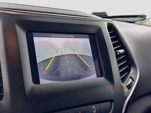 Used 2021 Jeep Cherokee Latitude FWD image 21