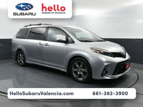 Used 2019 Toyota Sienna SE image 1