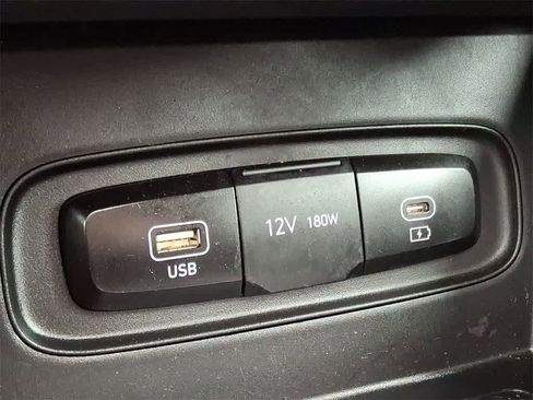 Used 2023 Hyundai Venue SEL image 23