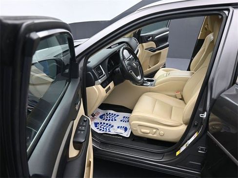 Used 2019 Toyota Highlander XLE image 21