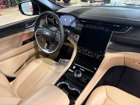 Certified 2025 Jeep Grand Cherokee Limited w/ Luxury Tech Group II image 15