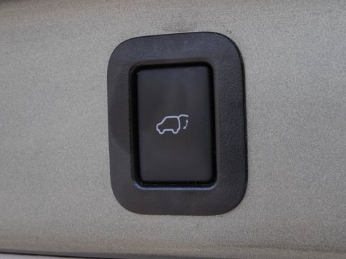 Used 2019 Toyota Highlander XLE AWD/4WD image 9