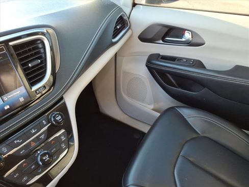 Used 2023 Chrysler Pacifica Touring-L image 24