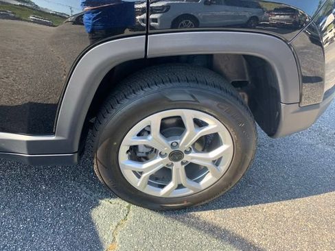 Used 2025 Jeep Compass Latitude w/ Sun & Sound Group AWD/4WD image 38