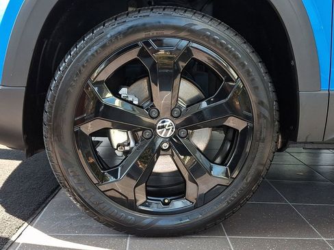 Used 2025 Volkswagen Taos SE image 4