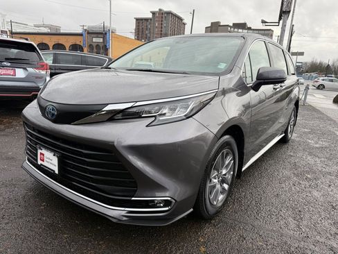 Certified 2023 Toyota Sienna XLE image 4