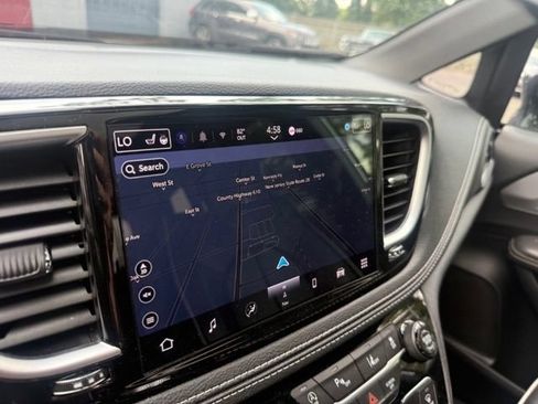 Used 2025 Chrysler Pacifica Limited FWD image 11