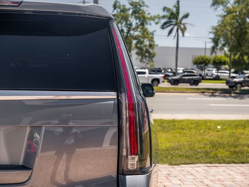 Used 2018 Cadillac Escalade Luxury AWD/4WD image 12