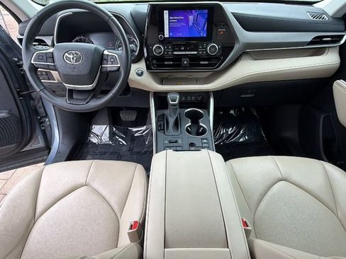 Used 2023 Toyota Highlander XLE AWD/4WD image 26