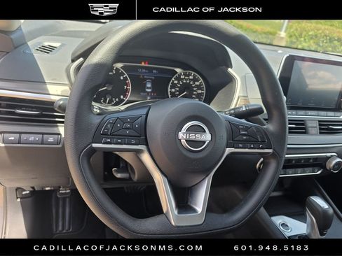 Used 2025 Nissan Altima 2.5 SV FWD image 10