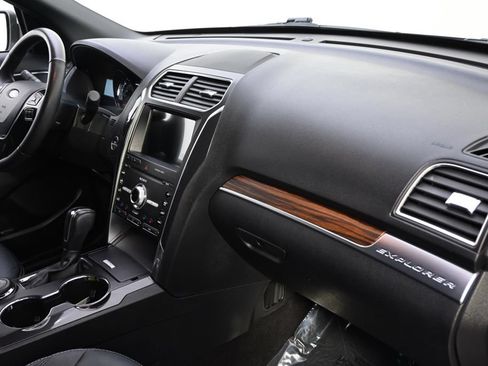 Used 2019 Ford Explorer Limited w/ Ford Safe & Smart Package AWD/4WD image 15