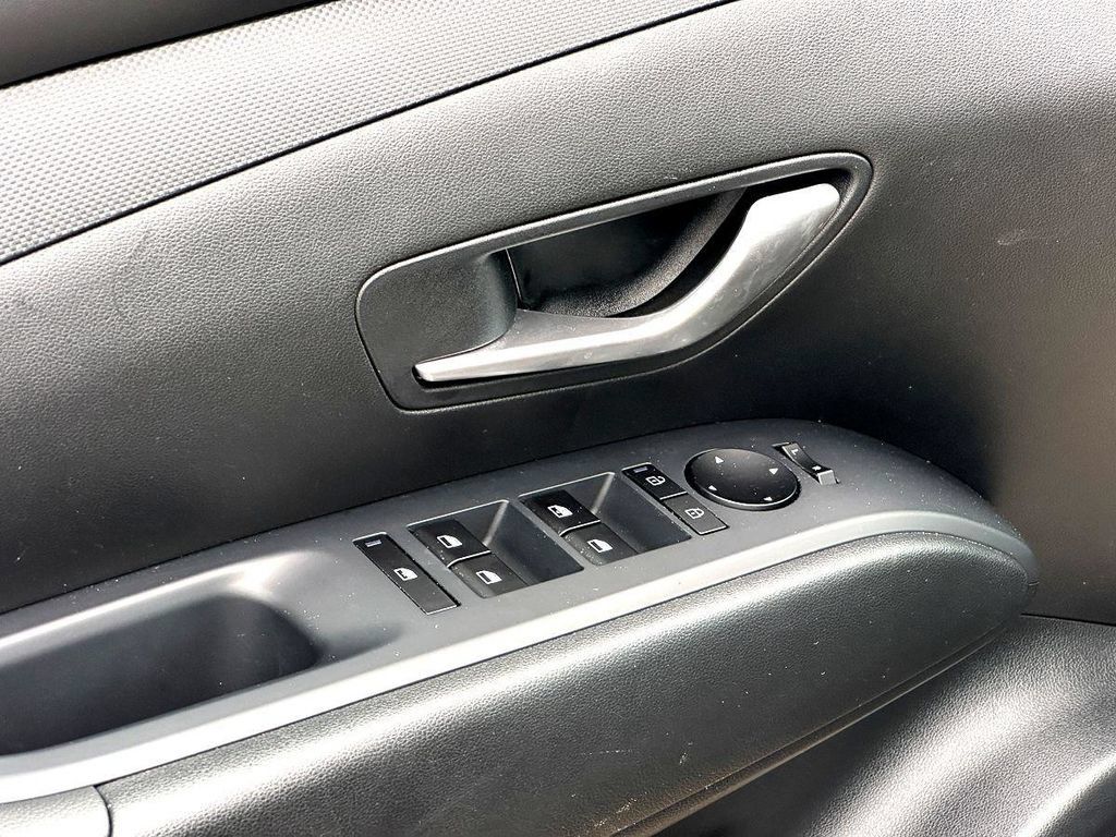 Used 2025 Hyundai Tucson SE FWD image 14