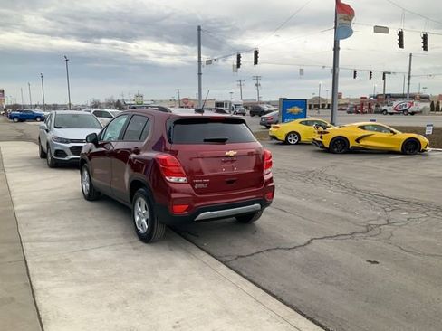 Used 2022 Chevrolet Trax LT w/ LT Convenience Package image 9