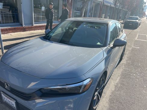 Used 2023 Honda Civic Touring image 2