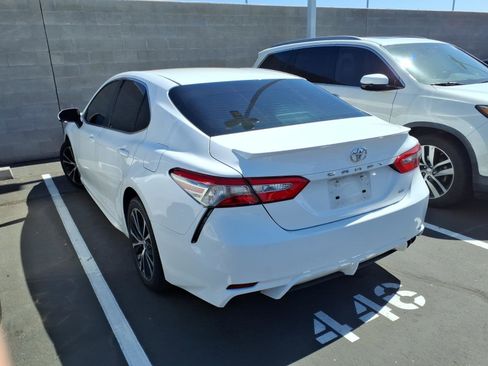 Used 2018 Toyota Camry SE FWD image 3