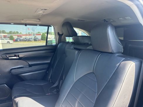 Used 2021 Toyota Highlander XLE FWD image 5