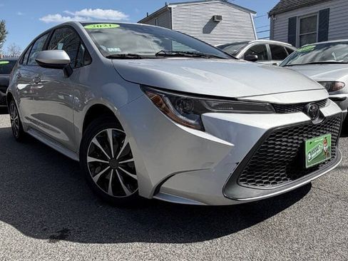Used 2021 Toyota Corolla LE FWD image 1