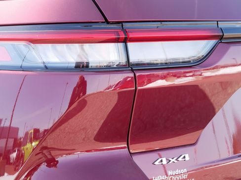 Used 2025 Jeep Grand Cherokee Limited w/ Luxury Tech Group II image 17