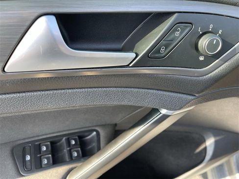 Used 2019 Volkswagen Golf S image 13