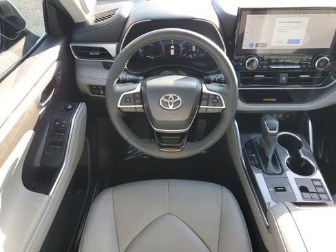 Used 2023 Toyota Highlander Platinum image 6