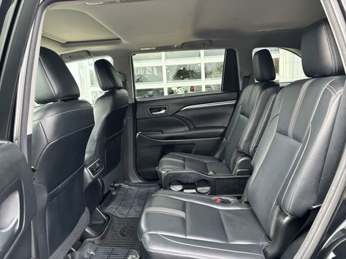 Used 2017 Toyota Highlander SE image 6