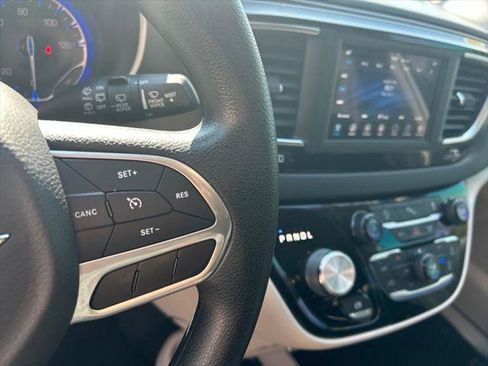 Certified 2020 Chrysler Pacifica Touring FWD image 19
