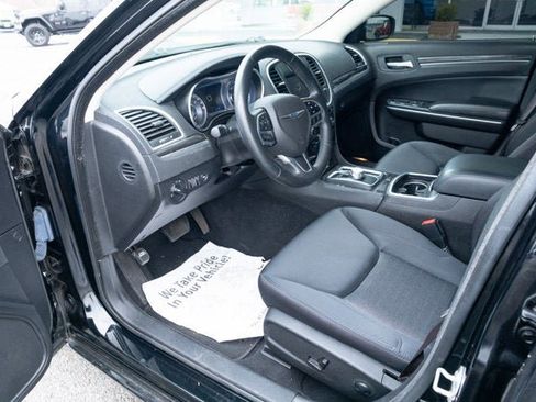 Used 2022 Chrysler 300 Touring w/ Sport Appearance Package image 15