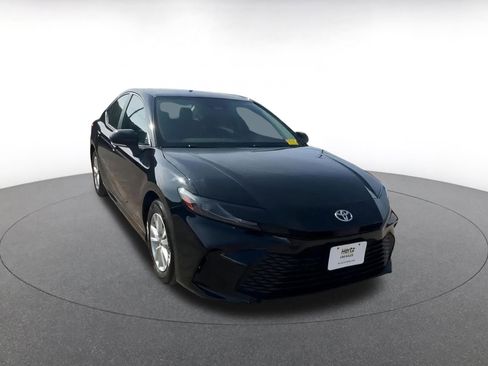 Used 2025 Toyota Camry LE image 3