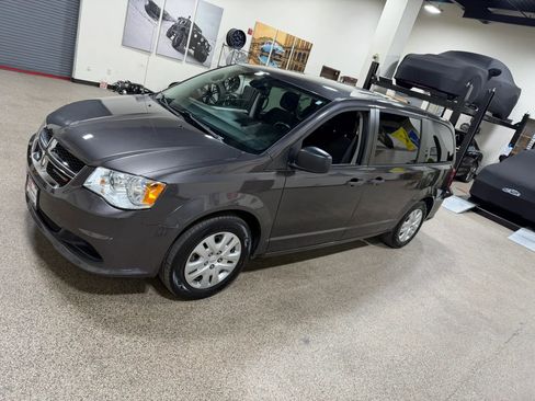 Used 2019 Dodge Grand Caravan SE w/ Rear Park Assist Package FWD image 7