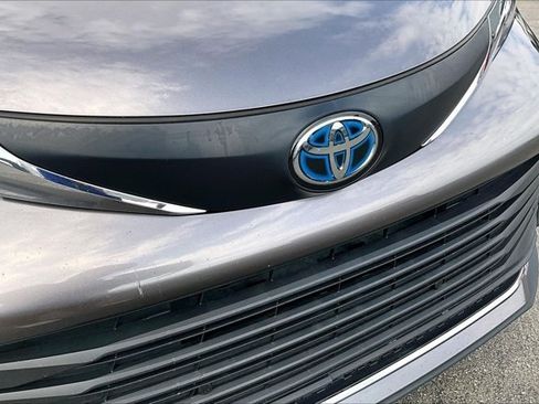 Used 2021 Toyota Sienna XLE FWD image 32