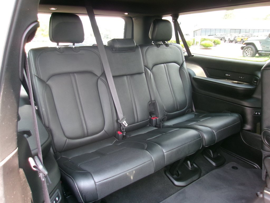 Used 2024 Jeep Wagoneer L Series II AWD/4WD image 12