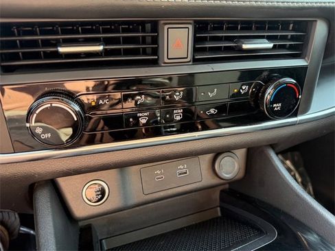 Used 2023 Nissan Rogue S image 11