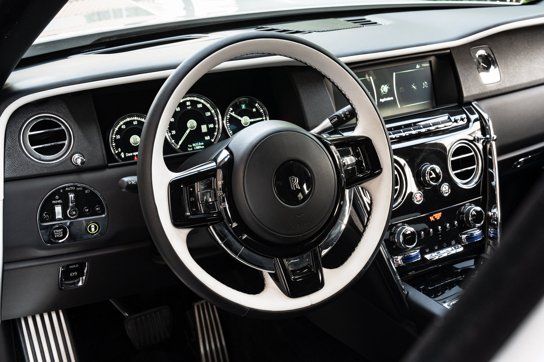 Used 2023 Rolls-Royce Cullinan w/ Technology Package AWD/4WD image 17