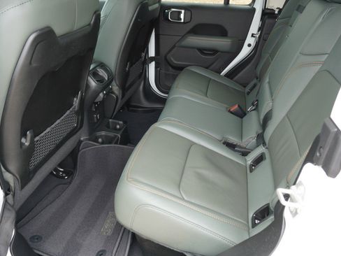 Used 2025 Jeep Gladiator Mojave w/ Convenience Group AWD/4WD image 32