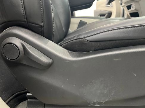 Used 2024 Chrysler Pacifica Touring-L image 31